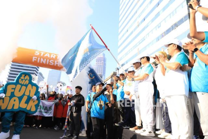 Menteri Agama (Menag) RI, Nasaruddin Umar saat melepas peserta ZaWa (Zakat Wakaf) Funwalk di Jalan MH Thamrin, Jakarta, Ahad (21/9/2025).