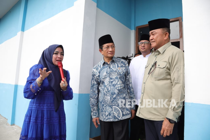 Menteri Agama (Menag) RI Prof KH Nasaruddin Umar bersama Wakil Kepala Badan Gizi Nasional (BGN) Mayjen (Purn) Lodewyk Pusung meresmikan dapur Makan Bergizi Gratis (MBG) Karawang.