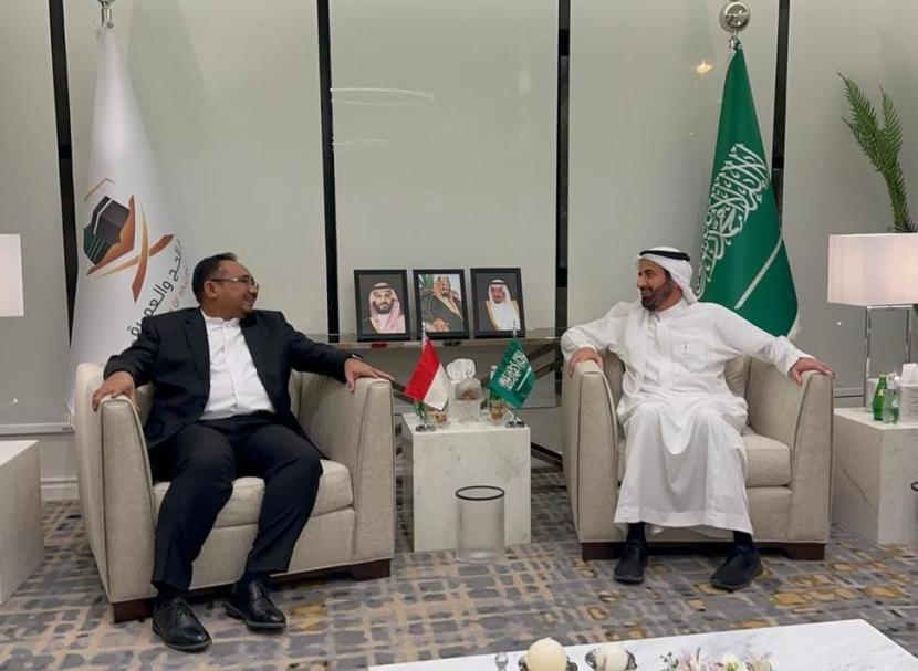 Menteri Agama (Menag) Yaqut Cholil Qoumas bertemu dengan Menteri Haji dan Umrah (Menhaj) Arab Saudi Taufiq F Al Rabiah di Jeddah pada Ahad (17/12/2023) waktu setempat. Keduanya membahas persiapan penyelenggaraan ibadah haji 1445 H/2024 M.