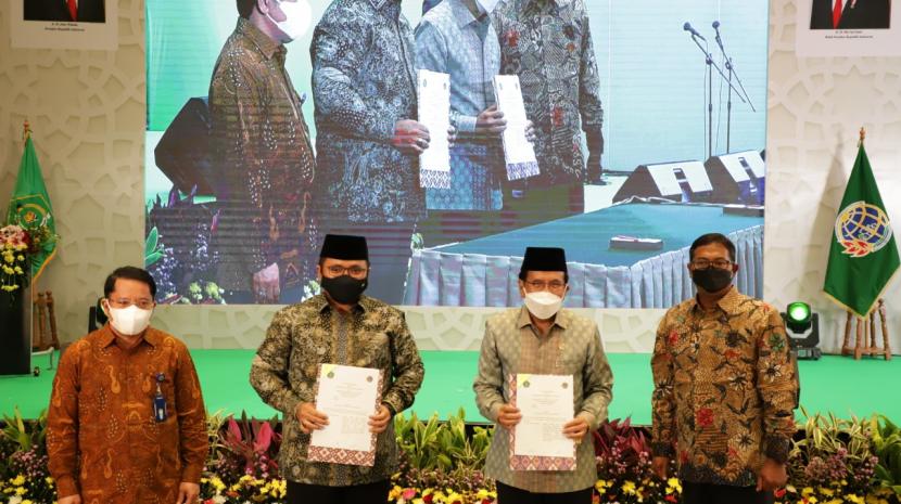 Menteri Agama (Menag) Yaqut Cholil Qoumas dan Menteri ATR/BPN Sofyan Jalil menandatangani nota kesepahaman Program Percepatan Sertifikasi Tanah Wakaf.