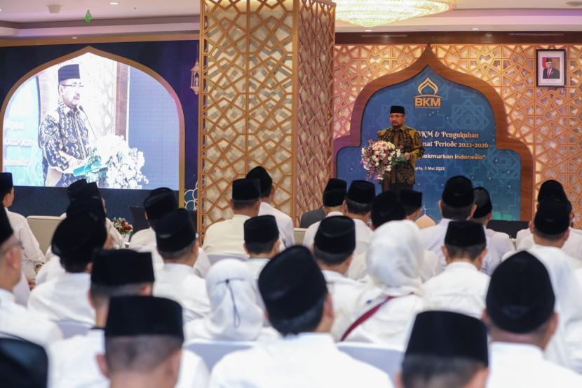 Menteri Agama (Menag) Yaqut Cholil Qoumas mengukuhkan kepengurusan Badan Kesejahteraan Masjid (BKM) Pusat periode 2022-2026 di ruang VVIP Masjid Istiqlal, Jakarta, Rabu (3/5/2023) malam..