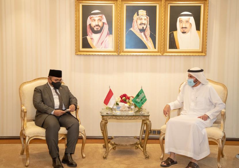 Menteri Agama (Menag) Yaqut Cholil Qoumas saat bertemu dengan Menteri Haji dan Umroh Arab Saudi H.E Taufig F. Alrabiah di Makkah, Senin (22/11).