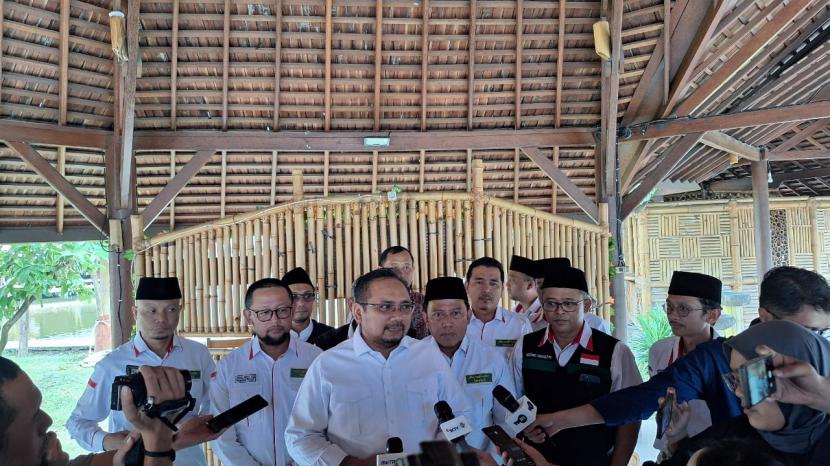 Menteri Agama (Menag) Yaqut Cholil Qoumas seusai menyambut kedatangan petugas haji di Bandara Internasional Soekarno Hatta (Soetta) Tangerang, Banten, Kamis (27/7/2023).