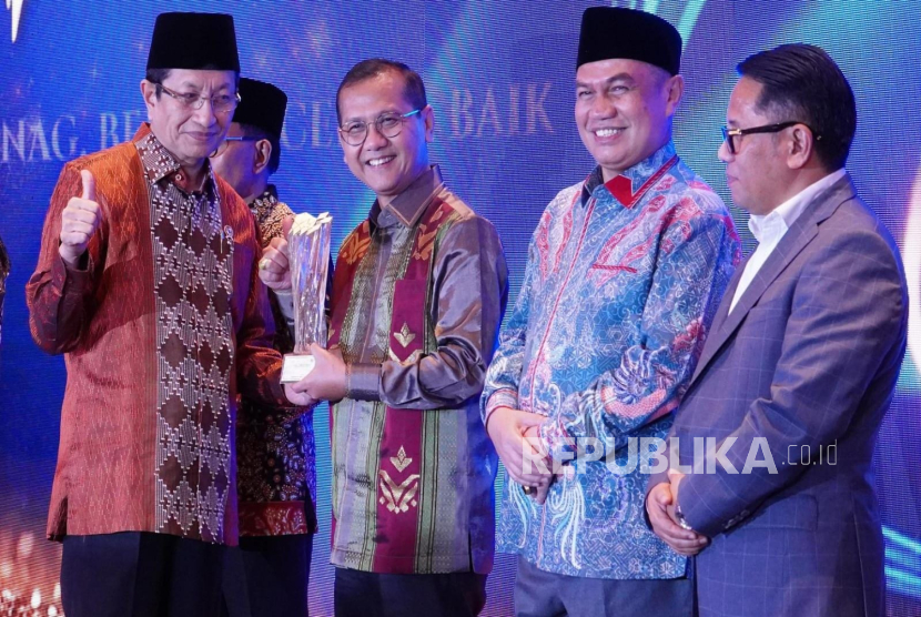 Menteri Agama Nasaruddin Umar memberikan penghargaan kepada Dirjen Bimas Buddha.