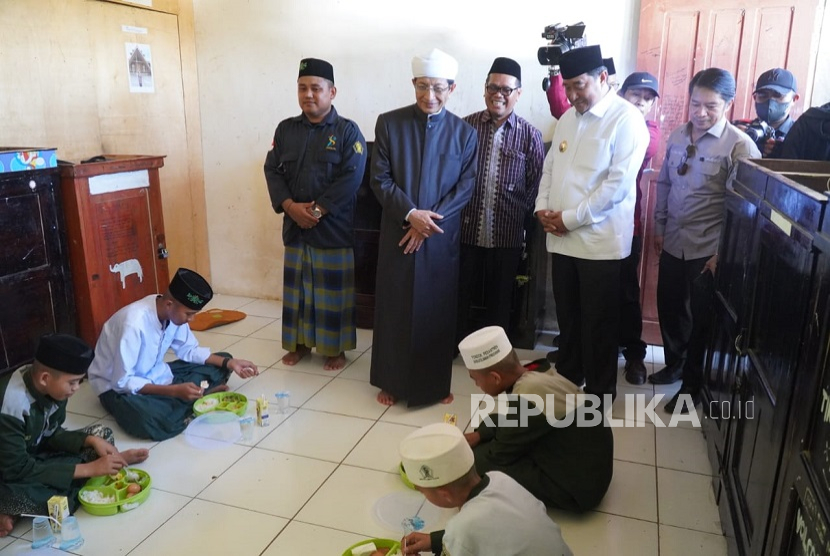 Menteri Agama Nasaruddin Umar meninjau simulasi program Makan Bergizi Gratis (MBG) di Pondok Pesantren Nahdlatul Ummat, Polewali Mandar, Sulawesi Barat, Sabtu (30/11/2024). 