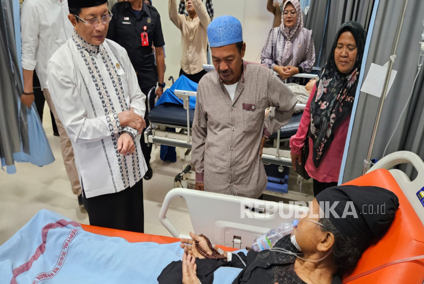 Menteri Agama Nasaruddin Umar menjenguk jamaah Majelis Taklim Ashobiyyah yang dirawat di RS PMI dan RSUD Bogor, Jawa Barat, Ahad (7/9/2025).