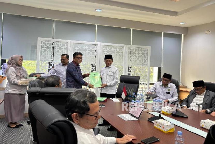 Menteri Agama Prof Nasaruddin Umar menyerahkan RI Nomor 1543 Tahun 2025 tentang Pedoman Integrasi Pengelolaan Satuan Pendidikan yang diselenggarakan oleh Yayasan dalam Pengelolaan Badan Layanan Umum (BLU) UIN Syarif Hidayatullah Jakarta kepada Rektor UIN Jakarta Prof Asep Saepudin Jahar. 