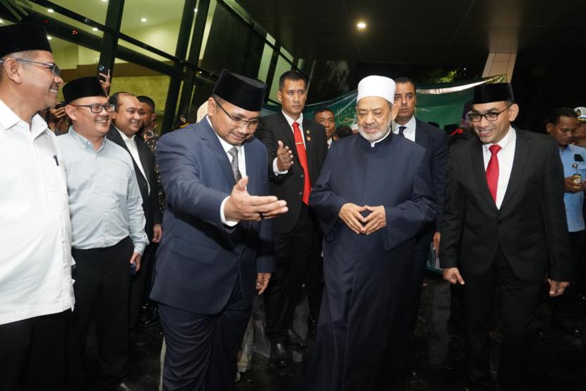 Menteri Agama Republik Indonesia Yaqut Cholil Qoumas sore ini, Senin (8/7/2024), menyambut kedatangan Grand Syekh Al Azhar, Imam Akbar Ahmed Al Tayeb