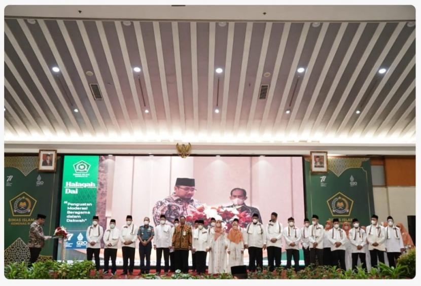 Menteri Agama RI, H  Yaqut Cholil Choumas mengukuhkan Pengurus Majelis Dai Kebangsaan,  di  Puri Agung Ballroom Sahid Jaya Jakarta, Selasa (6/9/2022).