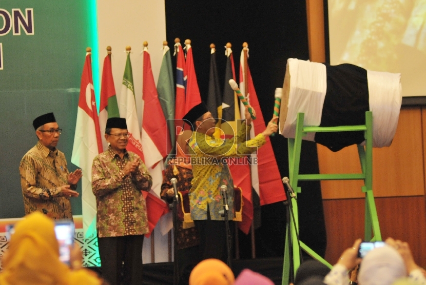 Menteri Agama RI Lukman Hakim Saifuddin (kanan) bersama Dirjen Bimas Islam Machasin (tengah) dan Sekjen Kemenag Nur Syam (kiri) saat memukul bedug secara simbolik sebagai pembukaan Musabaqah Tilawah Qur'an (MTQ) Internasional III 2015 di Jakarta, Selasa (1