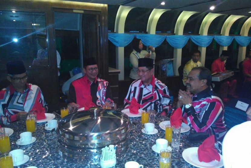 Menteri Agama RI Lukman Hakim Saifuddin menghadiri jamuan makan malam pada acara Senior Official Meeting (SOM) Menteri Agama Brunei Darussalam, Indonesia, Malaysia dan Singapura (MABIMS) di Kuala Lumpur, Malaysia.