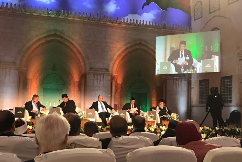 Menteri Agama RI, Lukman Hakim Saifuddin menjadi pembicara kunci di Konferensi Internasional Al-Azhar, Universitas Al-Azhar, Kairo, Mesir.