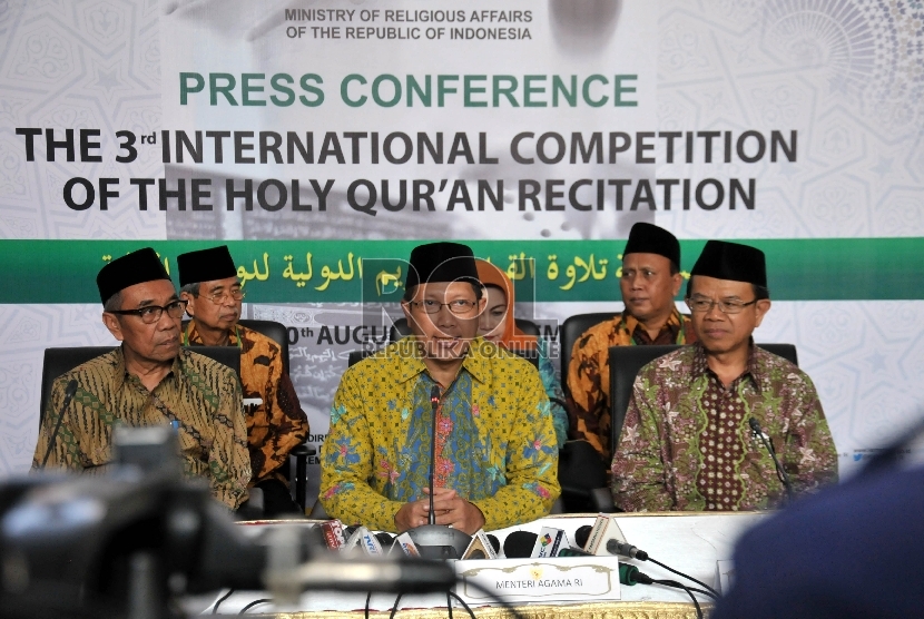 Menteri Agama RI Lukman Hakim Saifuddin (tengah) bersama Dirjen Bimas Islam Machasin (kanan) dan Sekjen Kemenag Nur Syam (kiri) memberikan keterangan pers usai pembukaan Musabaqah Tilawah Qur'an (MTQ) Internasional III 2015 di Jakarta, Selasa (1/9).