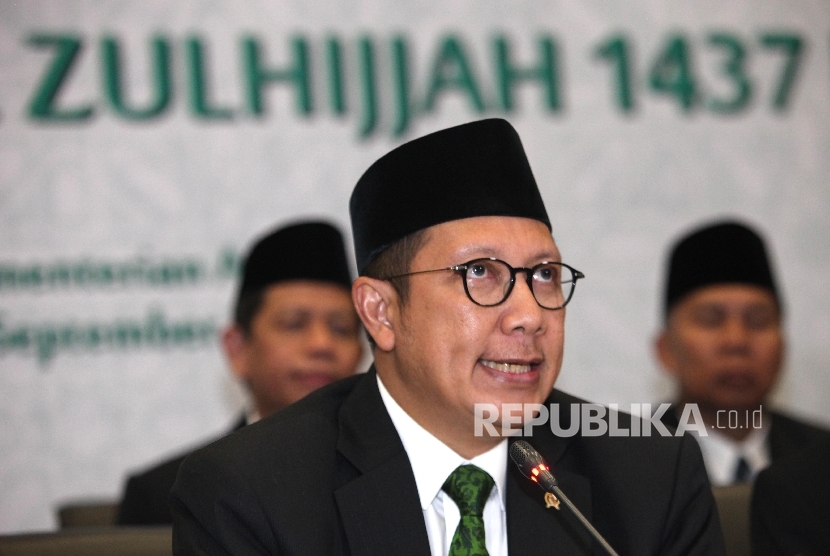 Menteri Agama RI Lukman Hakim Saifuddin (tengah memberikan keterangan pada sidang itsbat penentun awal Zulhijjah 1437 H di Kantor Kemenag, Jakarta (1/9). 