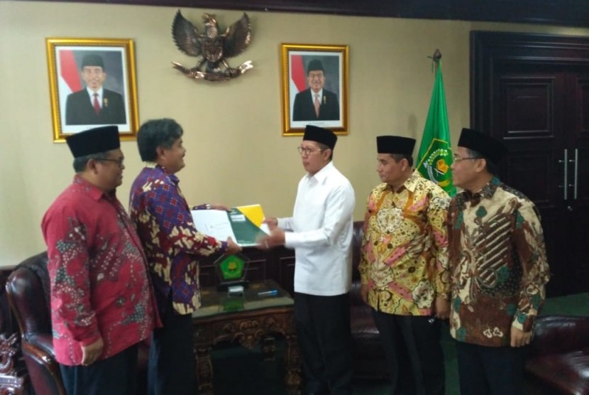 Menteri Agama RI Lukman Hakim Syaifuddin menunaikan zakat melalui Badan Amil Zakat Nasional (Baznas), Senin (28/5).