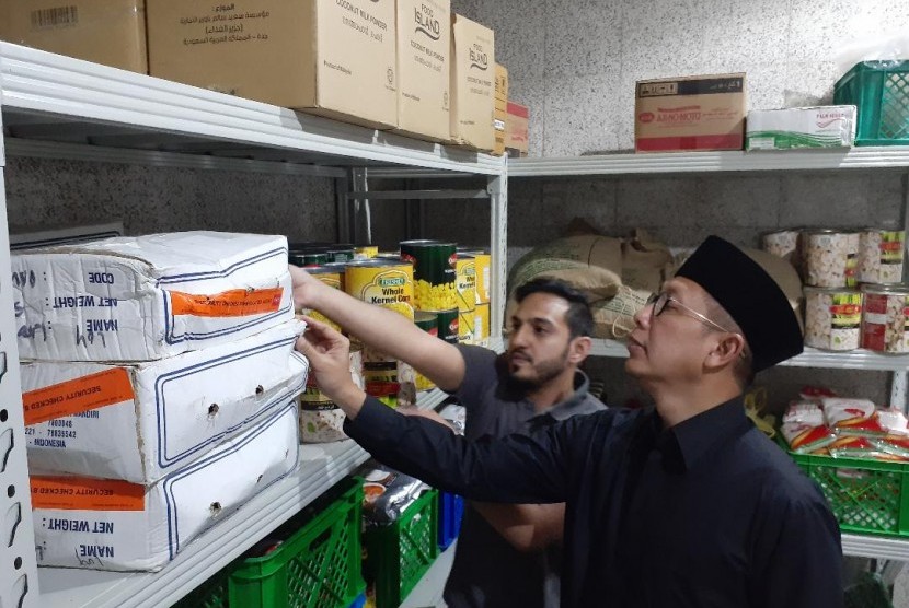 Menteri Agama sekaligus Amirul Hajj Indonesia, Lukman Hakim Saifuddin, mengecek bahan baku masakan di dapur perusahaan katering Al Juman di kawasan Batha Quraish, Makkah, Jumat (2/8). Perusahaan katering Al Juman merupakan salah  satu dari 36 perusahaan yang dikontrak PPIH Arab Saudi untuk menyediakan makanan bagi jamaah haji Indonesia. 