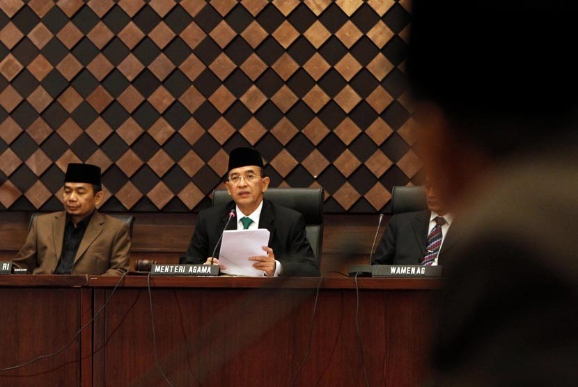  Menteri Agama Suryadharma Ali didampingi pimpinan Komisi VIII DPR Jazuli Juwaini, memimpin Sidang Itsbat penentuan 1 Syawal 1433 H, di Kementerian Agama, Jakarta, Sabtu (18/8).  (Adhi Wicaksono)