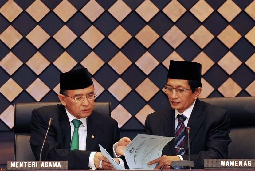  Menteri Agama Suryadharma Ali didampingi Wamenag Nasaruddin Umar (kanan) saat memimpin Sidang Itsbat penentuan 1 Syawal 1433 H di Kementerian Agama, Jakarta, Sabtu (18/8).  (Yudhi Mahatma/Antara)