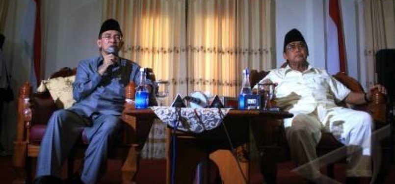 Menteri Agama, Suryadharma Ali (kiri), bersama pimpinan Ponpes Al Zaitun, Syek Panji Gumilang, memberikan keterangan pers di Ponpes Al Zaitun, Indramayu, Rabu (11/5).
