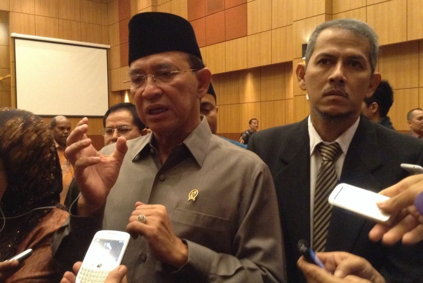 Menteri Agama Suryadharma Ali (kiri) didampingi Dirjen Penyelenggaraan Haji dan Umrah Anggito Abimanyu di Jakarta, Kamis (3/4).