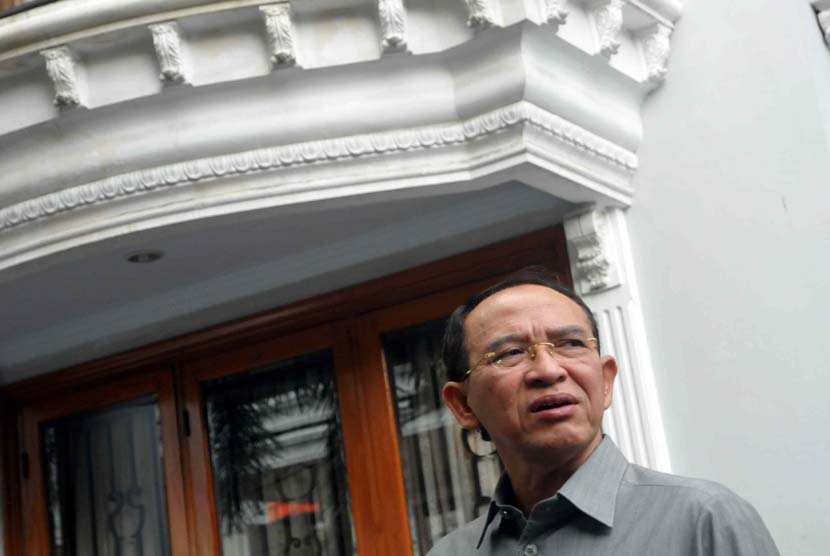 Menteri Agama Suryadharma Ali memberikan keterangan kepada wartawan di kediamanya, Jakarta, Jumat (23/5).
