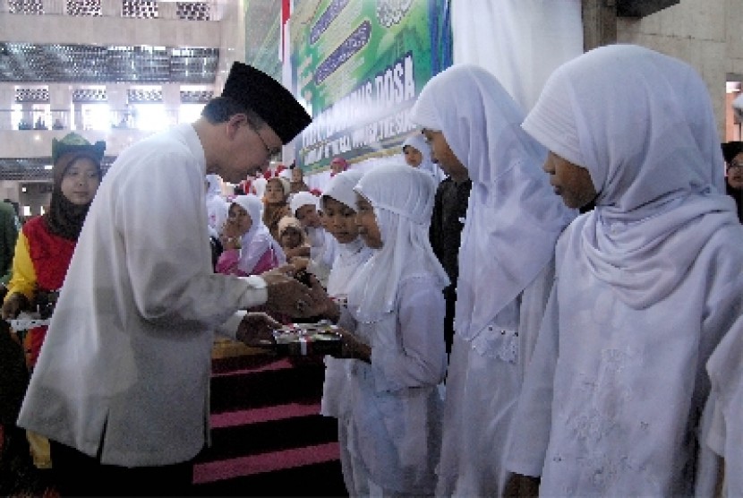 Menteri Agama, Suryadharma Ali memberikan santunan kepada anak yatim piatu di Masjid Istiqlal, Jakarta, (Ilustrasi) 