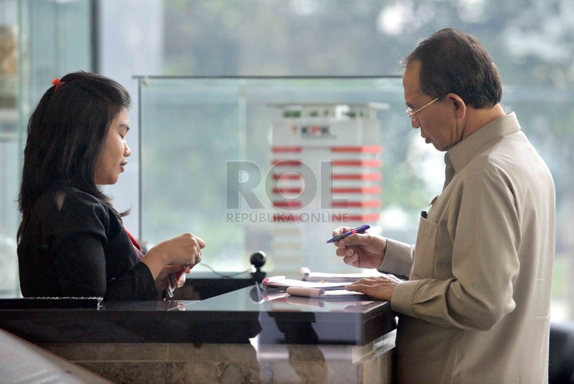 Menteri Agama Suryadharma Ali memenuhi panggilan KPK saat tiba di Gedung KPK, Jakarta, Selasa (6/5).( Republika/Agung Supriyanto)