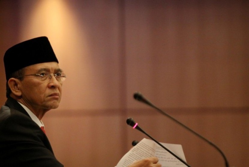 Menteri Agama Suryadharma Ali mengumumkan keputusan 1 Syawal 1434 H usai sidang Isbat di kantor Kemenag, Jakarta, Rabu (7/8)