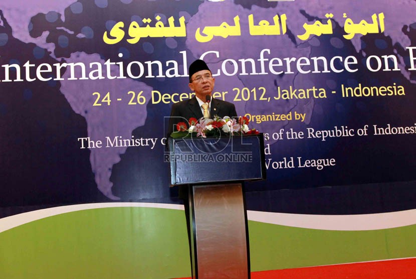   Menteri Agama Suryadharma Ali saat membuka Konferensi Internasional Tentang Fatwa 2012 di Jakarta, Senin (24/12). (Republika/Agung Supriyanto)