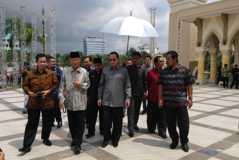 Menteri Agama Suryadharma Ali (tengah) didampingi Gubernur Kepulauan Riau, HM Sani (kedua dari kiri) meninjau persiapan Musabaqah Tilawatil Quran ke-25 di Batam, Rabu (21/5).
