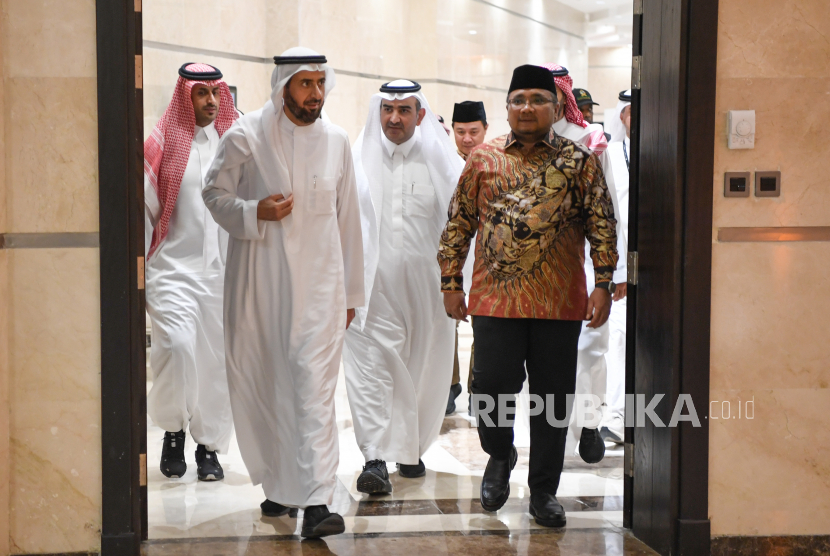 Menteri Agama Yaqut Cholil Qoumas (kanan) berbincang dengan Menteri Haji dan Umrah Saudi Taufiq F Al Rabiah (kiri) usai melakukan pertemuan bilateral di Makkah, Arab Saudi, Jumat (30/6/2023). 
