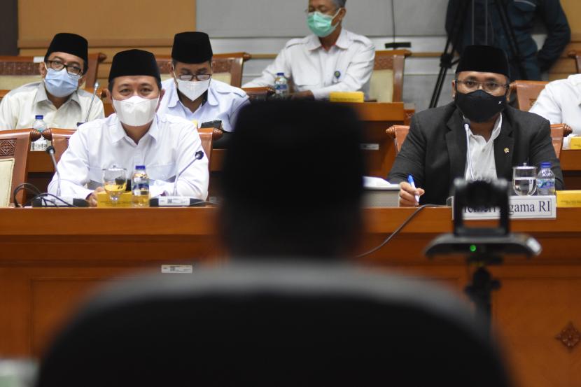 Menteri Agama Yaqut Cholil Qoumas (kanan) bersama Kepala Badan Pelaksana Badan Pengelola Keuangan Haji (BPKH) Anggito Abimanyu (kiri) mengikuti rapat kerja dan rapat dengar pendapat dengan Komisi VIII DPR di Kompleks Parlemen, Senayan, Jakarta, Senin (30/5/2022). Rapat kerja membahas persiapan pelaksanaan ibadah haji dan alokasi kuota pengawas haji 1443H/2022.