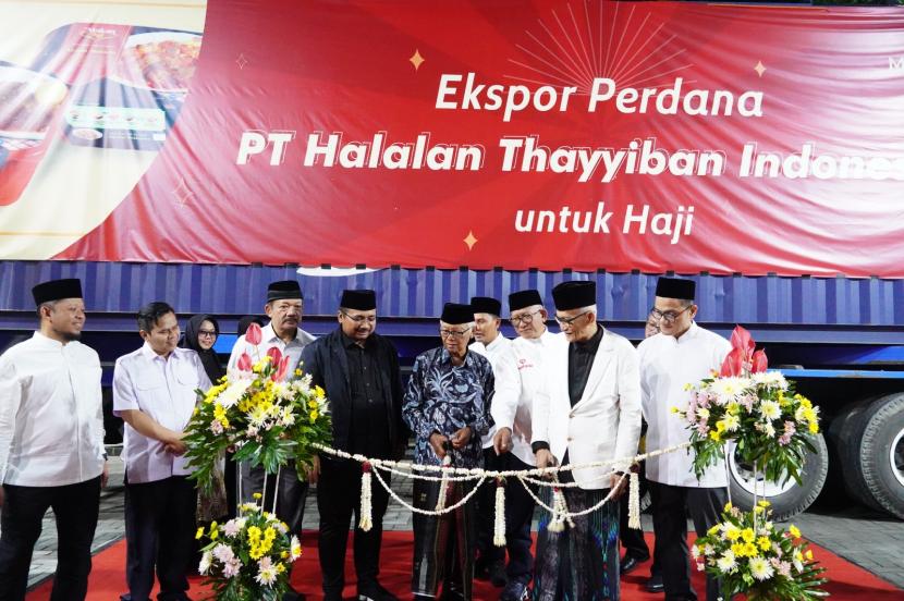 Menteri Agama Yaqut Cholil Qoumas melepas satu kontainer produk makanan siap saji untuk konsumsi jamaah haji Indonesia 1444 H/2023 M. Ekspor perdana ini dilakukan oleh PT Halalan Thayyiban Indonesia Tbk (HATI).