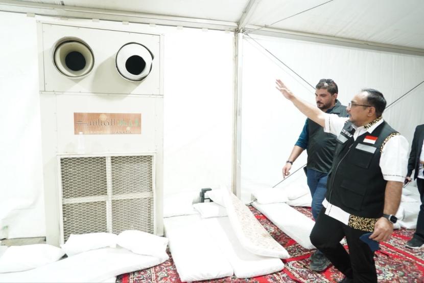 Menteri Agama Yaqut Cholil Qoumas mengecek tenda jamaah di Arafah, Selasa