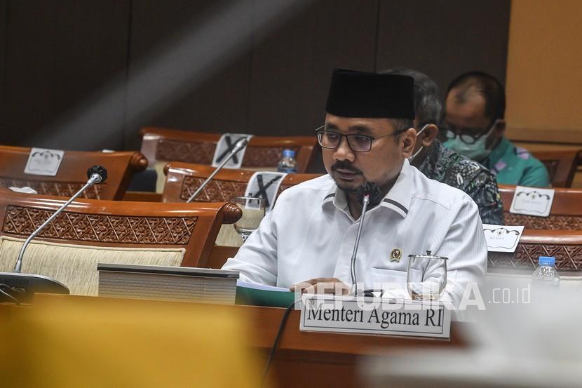 Menteri Agama Yaqut Cholil Qoumas menyampaikan pandangannya saat rapat kerja bersama Komisi VIII DPR di Komplek Parlemen, Jakarta, Kamis (8/4/2021). 