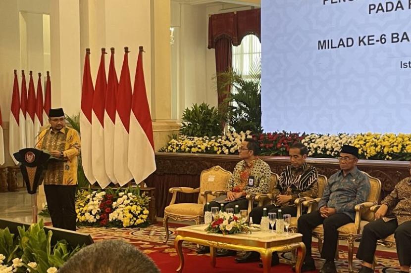 Menteri Agama Yaqut Cholil Qoumas menyampaikan sambutan dalam Rapat Kerja Tahun 2023 Badan Pengelola Keuangan Haji di Istana Negara, Jakarta, Selasa (12/12/2023).