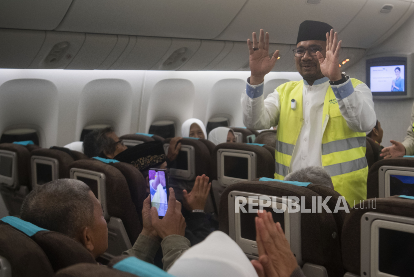 Menteri Agama Yaqut Cholil Qoumas menyapa jamaah calon haji didalam pesawat sebelum diberangkatkan ke Tanah Suci di Bandara Soekarno Hatta, Tangerang, Banten, Rabu (24/5/2023). Sebanyak 393 jamaah calon haji kloter pertama embarkasi Jakarta yang merupakan bagian dari 7.510 jamaah yang terbagi dalam 19 kloter dari delapan embarkasi diberangkatkan menuju Madinah, Arab Saudi pada 24 Mei 2023. 