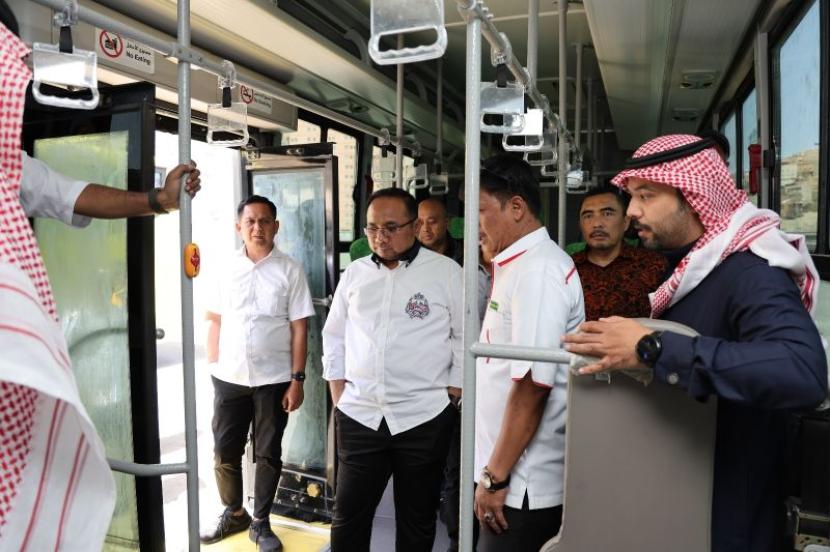Menteri Agama Yaqut Cholil Qoumas saat meninjau kesiapan layanan transportasi untuk angkutan calon jamaah haji Indonesia 1445 Hijriyah/2024 Masehi. 