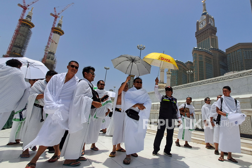 Menteri Agama Yaqut Cholil Qoumas (tengah) berjalan keluar Masjidil Haram usai melaksanakan umrah wajib di Mekah, Arab Saudi, Ahad (25/6/2023). 