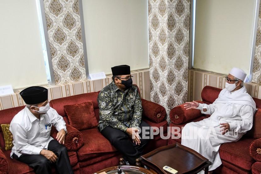Menteri Agama Yaqut Cholil Qoumas (tengah) didampingi Sekjen Kementerian Agama Nizar Ali (kiri) 