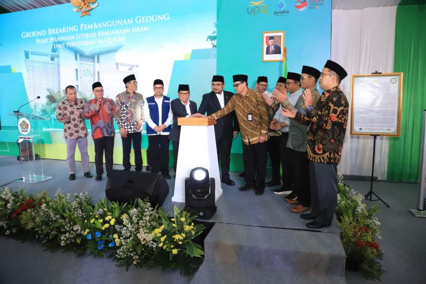 Menteri Agama Yaqut Cholil saat peletakan batu pertama Pusat PLKI, di Ciawi, Bogor, Jumat (16/06/2023). 