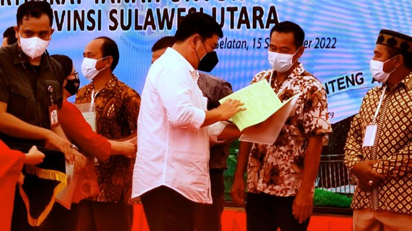 Menteri Agraria dan Tata Ruang (ATR)/Kepala Badan Pertanahan Nasional (BPN) Hadi Tjahjanto menyerahkan 762 sertifikat kepada 656 masyarakat di Desa Ongkaw III, Kecamatan Sinonsayang, Minahasa Selatan, Sulawesi Selatan, Kamis (15/9/2022). 