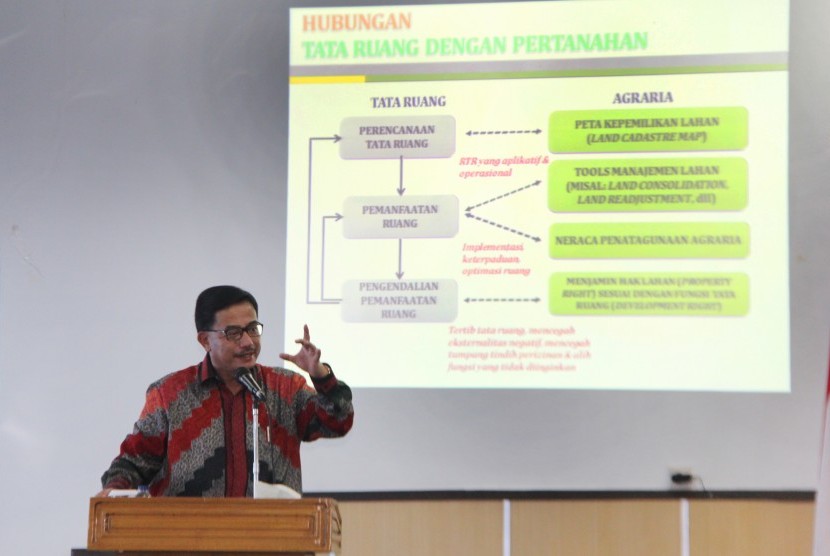 Menteri Agraria dan Tata Ruang/Kepala Badan Pertanahan Nasional Ferry Mursyidan Baldan memberi kuliah umum di Universitas Bengkulu, Jumat (27/5).