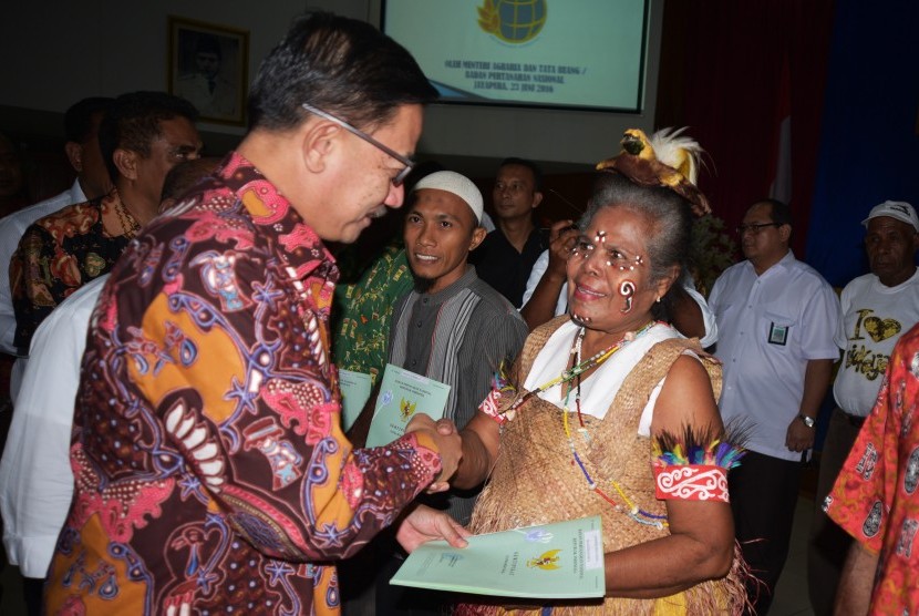 Feery Nursyidan Baldan saat menjabat sebagai Menteri Agraria dan Tata Ruang/Kepala Badan Pertanahan Nasional memberikan sertifikat tanah ke perwakilan masyarakat, di Sasana Krida, kantor Gubernur Papua, Kamis (23/6). 