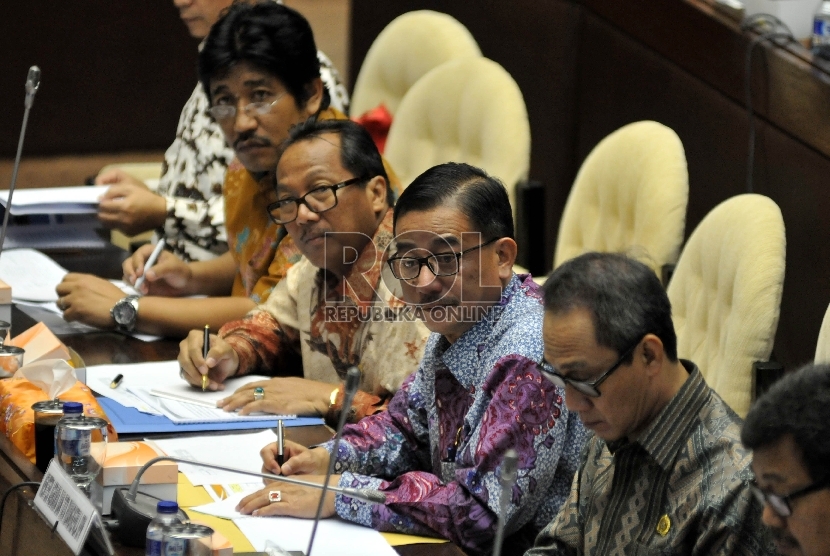 Menteri Agraria dan Tata Ruang/Kepala BPN Ferry Mursyidan Baldan (ketiga kanan) mengikuti rapat kerja dengan Komisi II DPR  di Komplek Parlemen Senayan, Jakarta, Jumat (21/8). (Republika/Rakhmawaty La’lang)