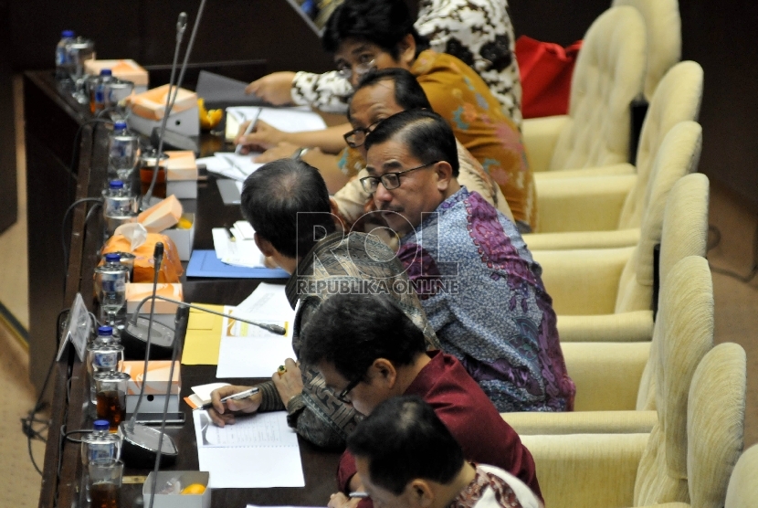 Menteri Agraria dan Tata Ruang/Kepala BPN Ferry Mursyidan Baldan (ketiga kanan) mengikuti rapat kerja dengan Komisi II DPR  di Komplek Parlemen Senayan, Jakarta, Jumat (21/8). (Republika/Rakhmawaty La’lang)