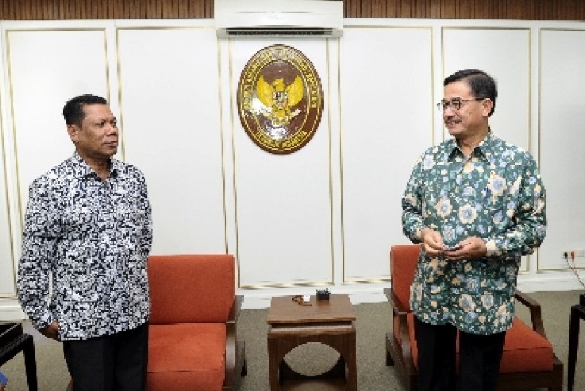Menteri Agraria dan Tata Ruang/Kepala BPN Ferry Mursyidan Baldan (kanan).