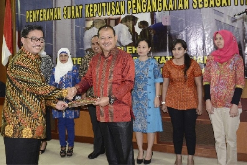 Menteri Agraria dan Tata Ruang/Kepala BPN RI Ferry Mursyidan Baldan (kiri).