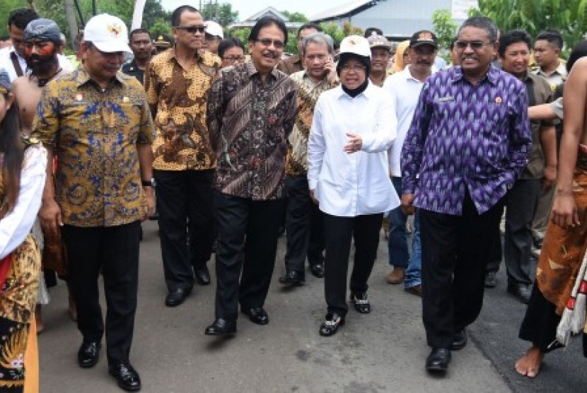 Menteri Agraria dan Tata Ruang/Kepala BPN Sofyan Djalil (ketiga kiri) berbincang dengan Wali Kota Surabaya Tri Rismaharini (kedua dari kiri) ketika menghadiri program Sertifikatkan Surabaya di Balai Pertemuan RW 02 Kelurahan Made, Surabaya, Jawa Timur, Sen