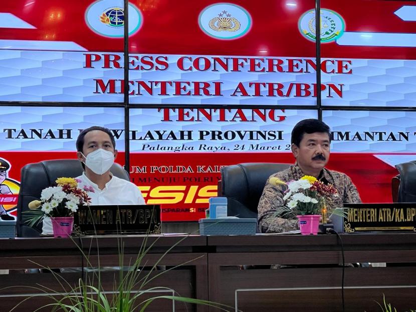 Menteri Agraria dan Tata Ruang/Badan Pertanahan Nasional (ATR/BPN) Hadi Tjahjanto (kanan). Hadi Tjahjanto mendeklarasikan Madiun sebagai Kota Lengkap di Wisma Haji Kota Madiun, Jawa Timur, Selasa.